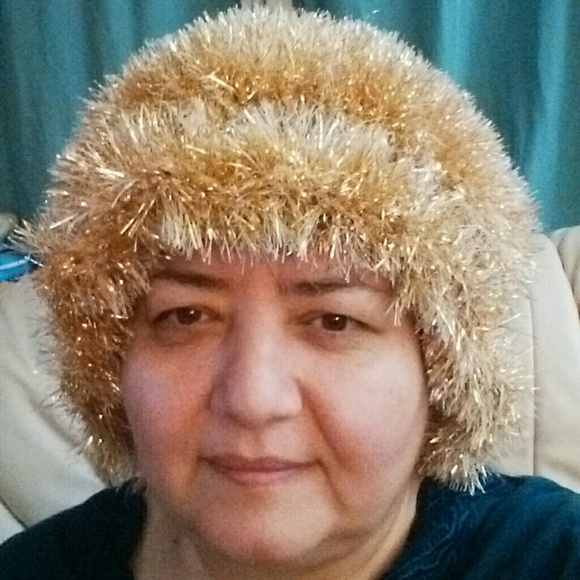 Golden handmade crochet scarf and hat - Picture 5 of 7